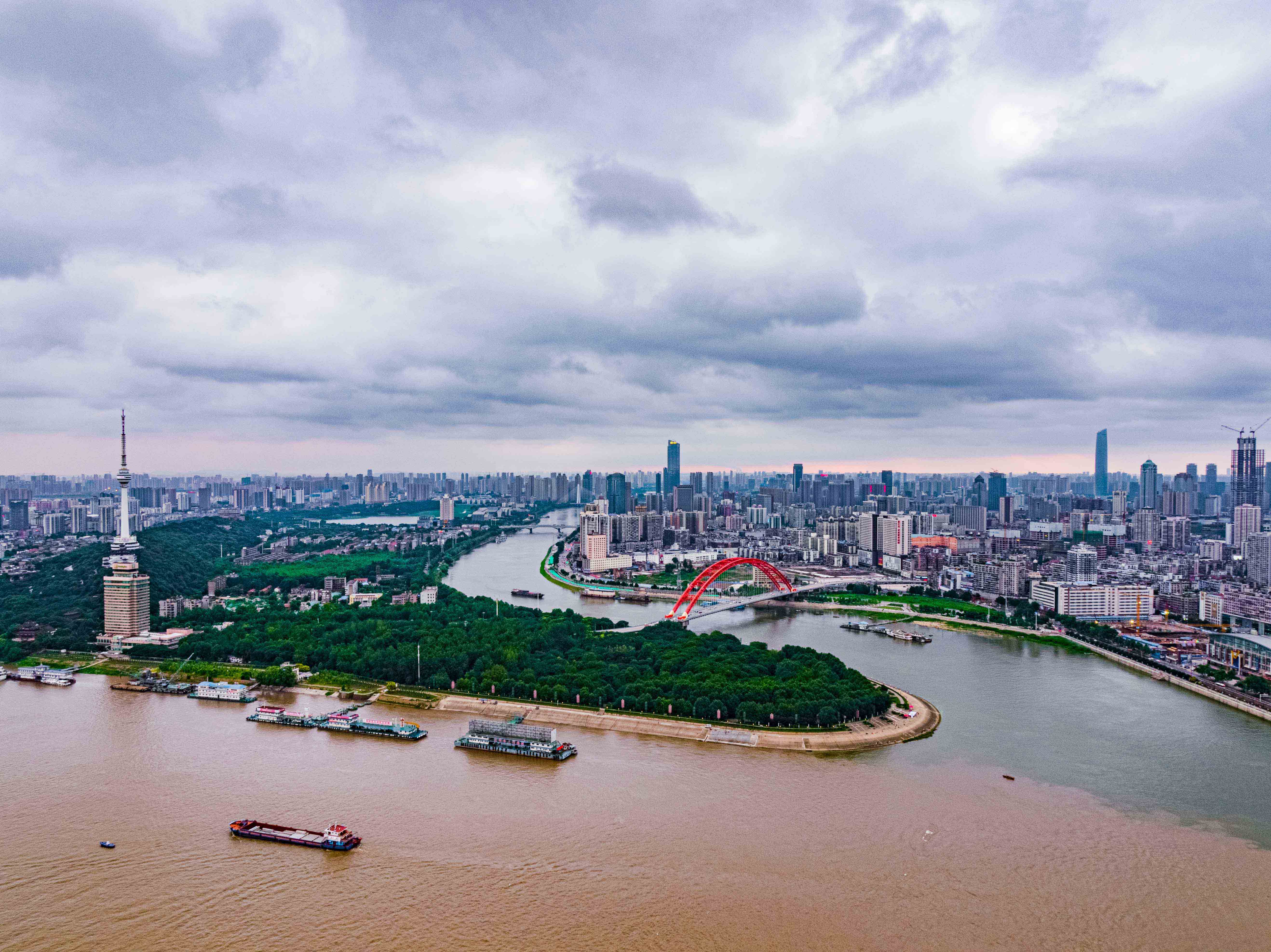風(fēng)檣動，龜蛇靜，起宏圖！”