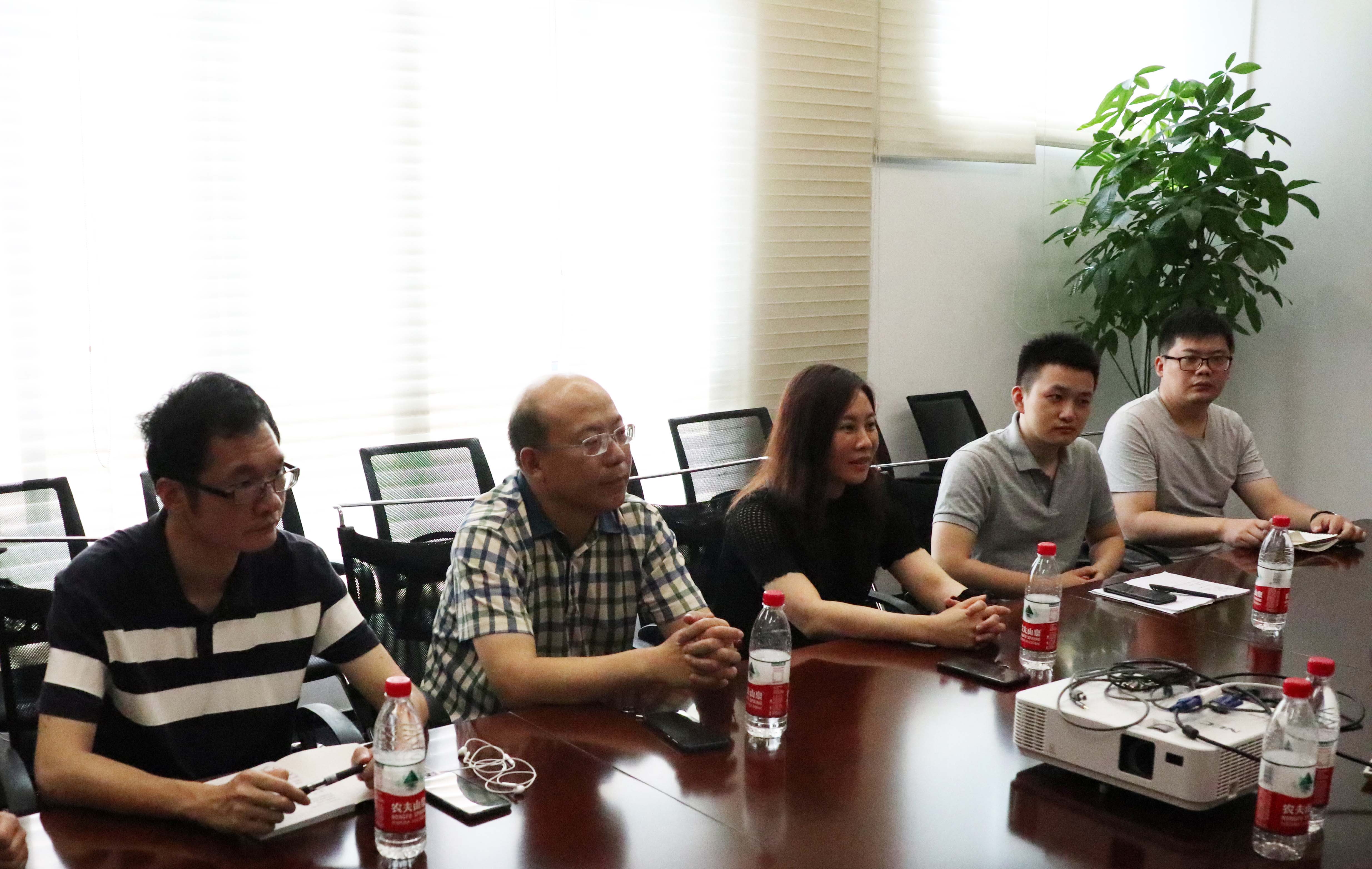 風(fēng)檣動，龜蛇靜，起宏圖！”